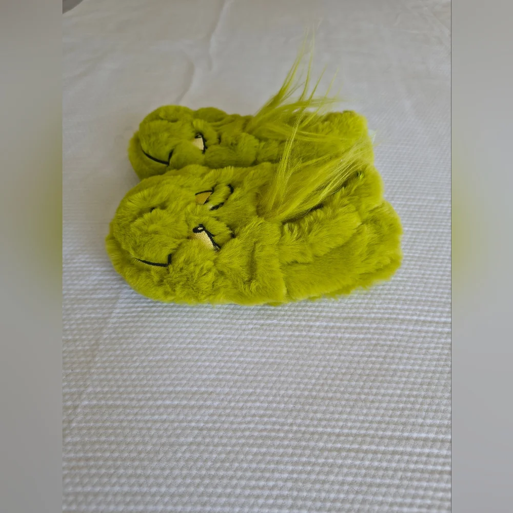 H&M Kids The Grinch Slippers Size 1/2 .